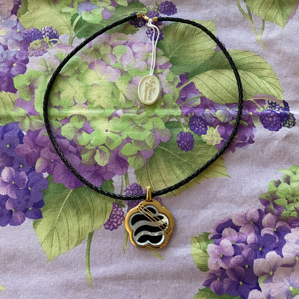 18k yellow gold and mother of pearl necklace.